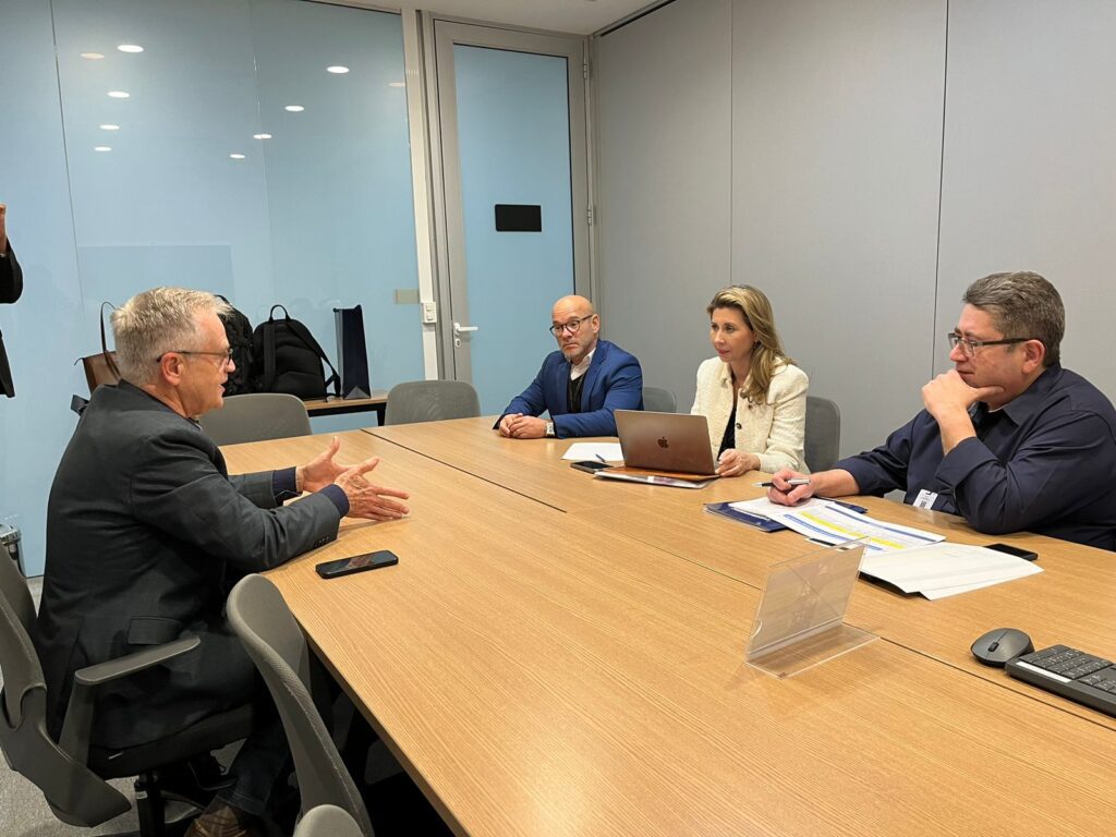 O presidente da Fetrancesc, Dagnor Schneider, e o diretor-executivo Renato Macedo apresentaram a pauta prioritária da entidade para a secretária nacional de Transportes Rodoviários, Viviane Esse, na segunda-feira, 22, após evento que discutiu a extensão do contrato de concessão da BR-101 Norte, na Fiesc. A Fetrancesc defende a construção de uma rodovia litorânea, alternativa à BR-101, ligando Joinville ao Contorno Viário da Grande Florianópolis. 24/06/2024. Foto: Mauren Rigo